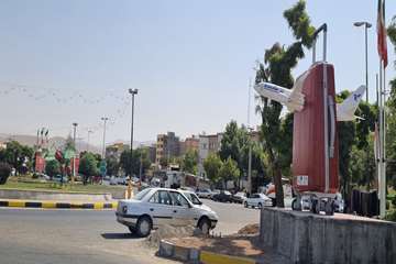 طراحی و نصب المان چمدان در میدان جهاد منتهی به فرودگاه سنندج